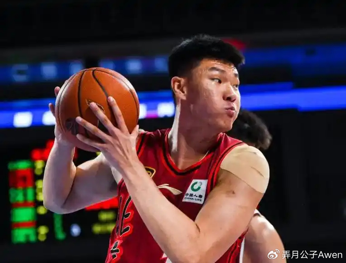 拿600万，0分0板0助+1被盖+2犯规，球迷：诈骗犯，好意思拿那么多钱？|范子铭|周琦|许利民|北京首钢|篮板_新浪体育_新浪新闻